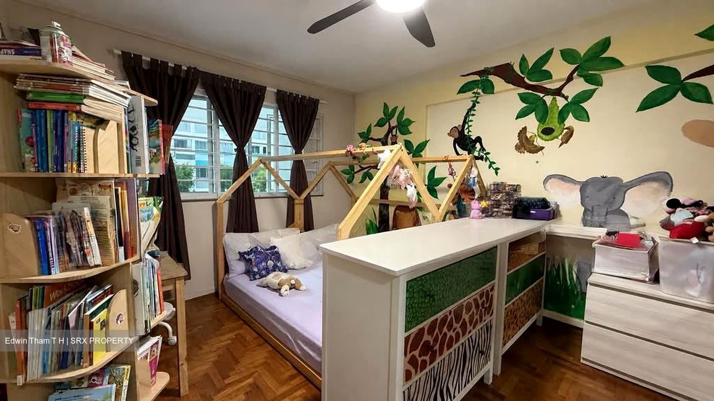 Blk 327 Jurong East Street 31 (Jurong East), HDB Executive #554154231